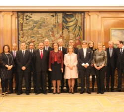 Su Majestad la Reina con el Patronato de la Fundación Tecnología y Salud